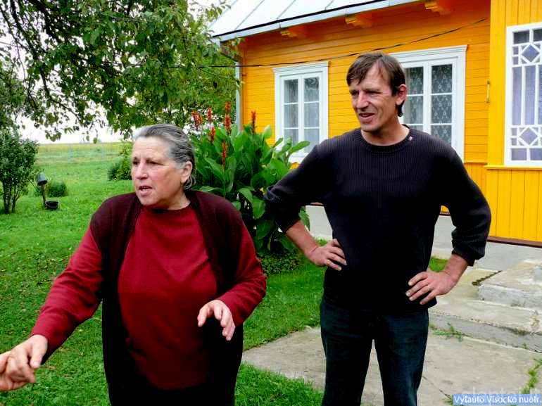 Ūkininkas Algis Sereičikas su motina prie savo namo  